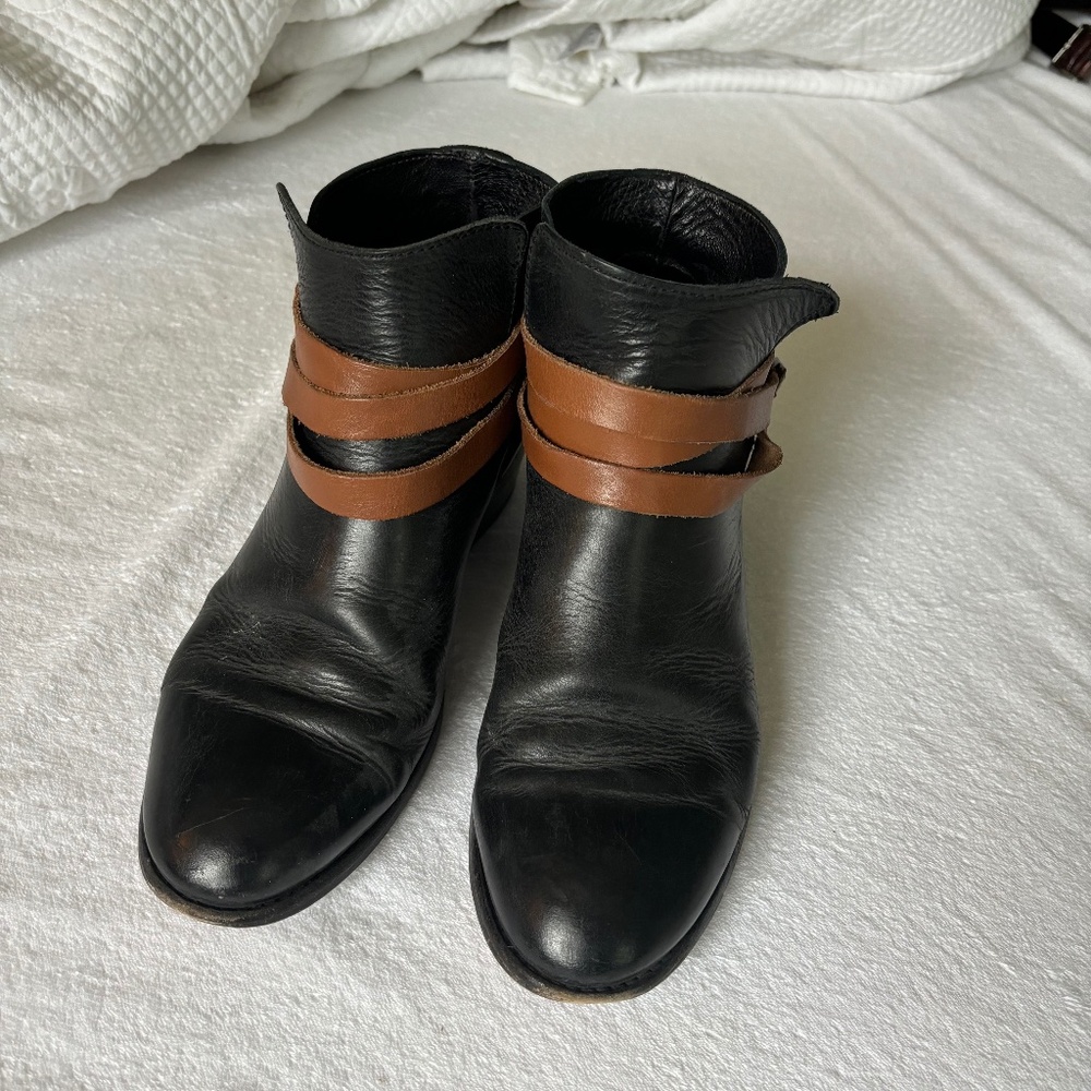 H by Hudson Horrigan black ankle boots with removable brown strap, size 41